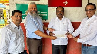 Der Vertrag zur Expansion der Grenzebach-Gruppe in Indien ist unter Dach und Fach. Die Produktion am neuen Standort in Pune soll im Oktober beginnen. Zweiter von links: Prasanna Hegde, Managing Director Grenzebach India, freut sich über den Meilenstein. (Bild: Grenzebach-Gruppe)