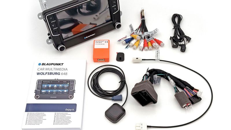 Dabei sind im Lieferumfang ein externes Mikrofon, ein Anschlusskabel Quadlock mit CAN-Interface sowie ein Antennenadapter FAKRA 2-fach auf 1-fach enthalten. Als Teil der Blaupunkt Pro-Line wird es mit einer dreijährigen Herstellergarantie ausgeliefert. (Bild: Blaupunkt)