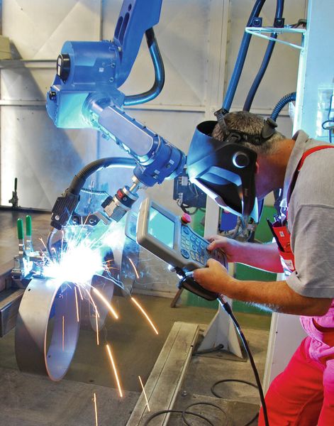 Als intelligente Werkzeuge können Roboter die Arbeit des Werkers erleichtern. (© Jürgen Effner - Fotolia)