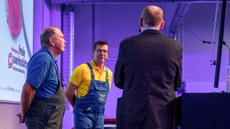 Höhepunkt des Vortragsprogramms war der Auftritt der „Autodoktoren“ Hans-Jürgen Faul (li.) und Holger Parsch. (Stefan Bausewein)