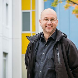 Windparks, Maschinen, CT-Scanner – nichts läuft heute mehr ohne Software und ohne Vernetzung. Zum einen ist diese Software oftmals nicht perfekt und muss auf dem neuesten Stand gehalten werden. Zum anderen verändern sich Anlagen und müssen neu parametriert werden. Das sind zwei Beispiele für den Einsatz von Fernwartung. Steffen Fries (46) von Siemens Corporate Technology in München hat hierfür eine Lösung entwickelt, die Servicetechnikern einen einfachen, aber sicheren digitalen Zugang zu den Anlagen ermöglicht.