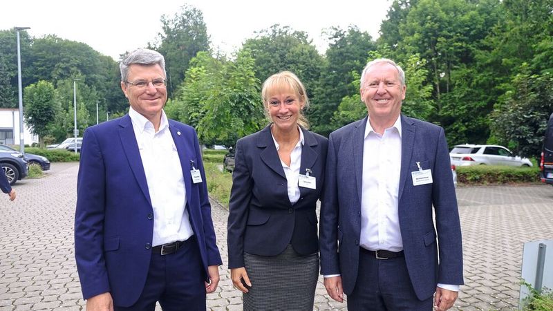 Gern gesehene Gäste: Christian Metje, Landesverband Niedersachsen und Bremen (links), und Bernhard Heusel, Nürnberger Versicherungsgruppe, mit Gastgeberin Sylvia Gerl. (Bild: Zietz/»kfz-betrieb«)