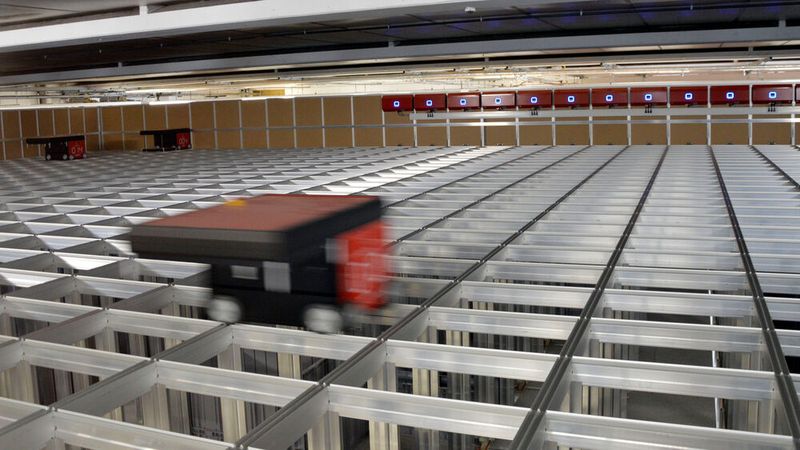 Seit Kurzem betreibt das Unternehmen ein automatisiertes Lager. (Bild: Wehner/»kfz-betrieb«)