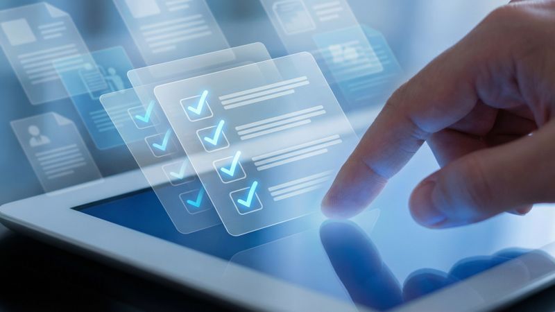 ALM und PLM verknüpfen Mechanik, Elektronik und Software auf einer gemeinsamen Informationsbasis. (Bild:  © ParinApril – stock.adobe.com_KI-generiert)