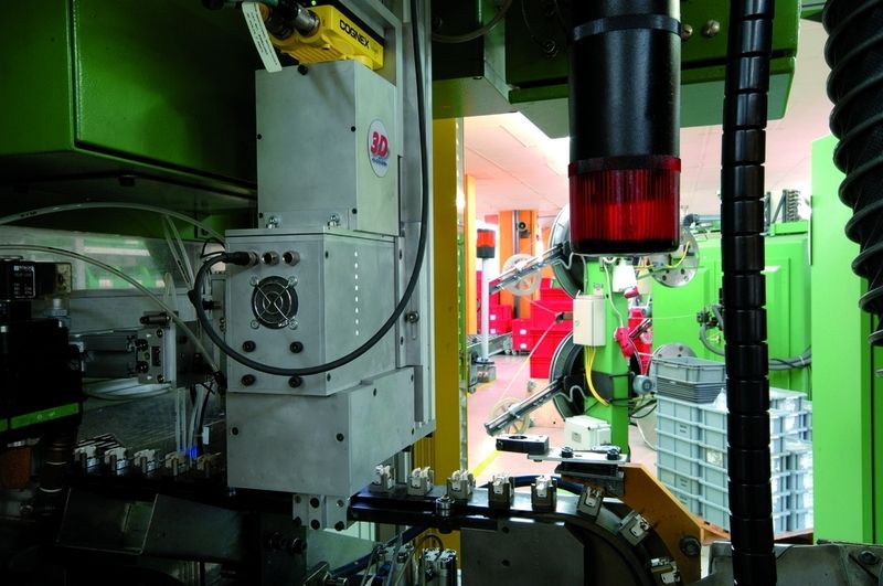 Bild 1: In platzsparender Bauweise ist das Bildverarbeitungssystem, bestehend aus Vision-System In-Sight 5400 und Beleuchtungseinrichtung, direkt in die vollautomatische Montagemaschine integriert. (Archiv: Vogel Business Media)