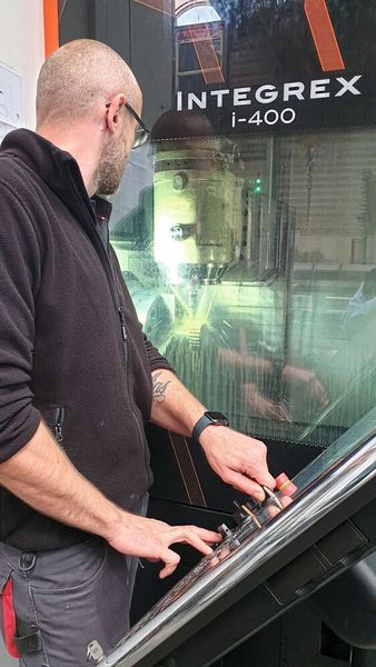 Johannes Bitter (Teamleiter Drehen bei HWS) bei der Fertigung einer Ritzelwelle auf einer Mazak Integrex. (Bild: Ingersoll)