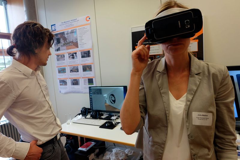 VR-Brille, Smartphone und App: Mehr braucht man heute nicht für das VR-Erlebnis.  (Bild: Schreier)