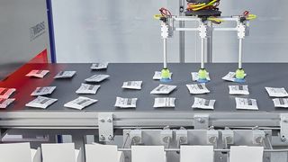 Geht ruckzuck: Die Delta-Picker nehmen die einzelnen Produkte mittels Multipick auf und setzen diese im Toploading-Verfahren in die Faltschachteln ein. (© Fotoatelier Bernhard e.K. / R. Weiss)