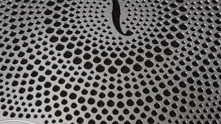 Solche fein gelochten Teile wie diese Lautsprecherabdeckung für die Mercedes-C-Klasse lassen sich mit Ätzen schnell und wirtschaftlich herstellen. (Bild: Precision Micro)