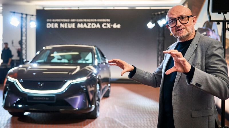 Jo Stenuit, Designchef bei Mazda Motor Europe, erläuterte die Designsprache des  Crossover-SUVs. (Bild: SilkeSteinrathsPhotography)