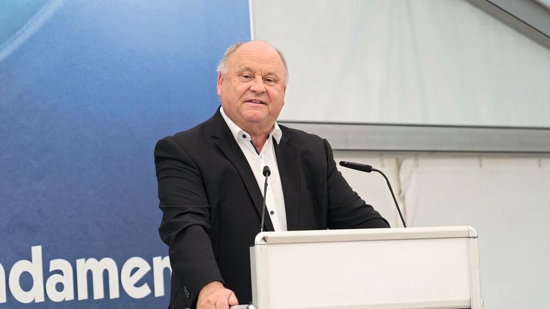 BFC-Vorstand Helmut Peter appellierte an die Absolventen, auch nach dem Abschluss weiter zu lernen. (Bild: Büttner/»kfz-betrieb«)