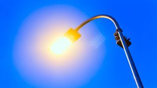 Die Schnittstellen an der Unterseite der Leuchtengehäuse wurden mit PIR-Multisensoren speziell für die Straßenbeleuchtung bestückt. Mit zwei PIR-Elementen und asymmetrischen Linsen erfassen sie zwei getrennte Bereiche, wie auf der Teststrecke im DOLL Living Lab.  (www.jeppecarlsen.com)