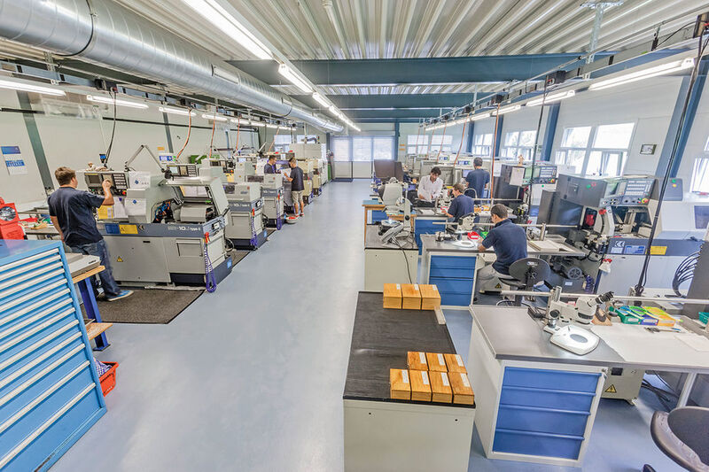 Die moderne Produktionshalle bei Rickli ist vollständig mit Star-Drehmaschinen ausgestattet. (Bild: Rickli)