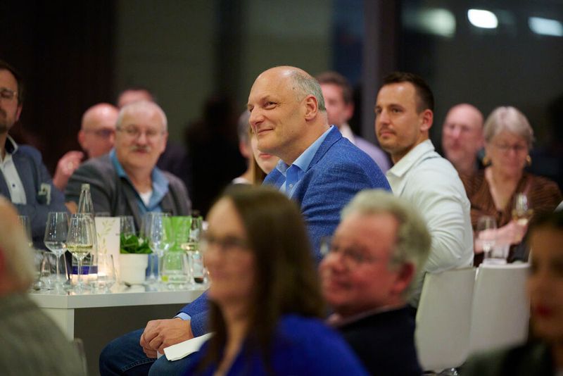 Impressionen vom ELEKTRONIKPRAXIS Frühlingsfest 2023 im Ketterer Kunst mit der Verabschiedung von Johann Wiesböck.  (Bild: © EYE AM CHRIS)