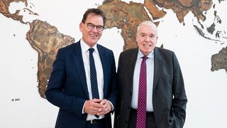 Bundesentwicklungsminister Gerd Müller (l.) zusammen mit Klaus-Michael Kühne, Ehrenpräsident von Kühne & Nagel International (r.). (Kühne + Nagel)