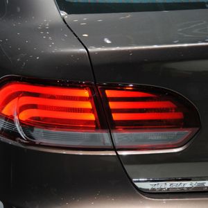 Die horizontal verlaufenden Lichtbalken des Tagfahrlichts finden sich bei den Rückleuchten wieder: Die breiten Heckleuchten sollen auch bei Nacht das dominierende Gestaltungselement der Heckansicht sein.(Foto:  Baeuchle)