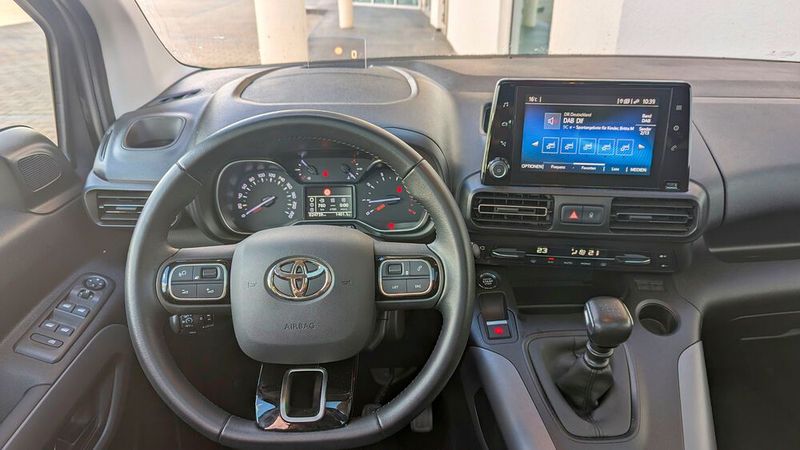 Das Cockpit: Große Hartplastikflächen dominieren den Fahrerplatz des Toyota. Der Touchscreen ist zwar groß, die optische Gestaltung des Interfaces wirkt aber etwas altbacken, und die Bedienung ist nicht gerade eingängig. Sehr viel gibt es aber auch nicht zu bedienen, denn Klimaanlage und viele andere Funktionen besitzen noch eigene Taster oder Schalter. (Bild: Rosenow – VCG)
