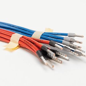 Integrierte Kennzeichnungstechnologie: Die beiden Leibinger Iqjet sind platzsparend und einfach zugänglich über eine praktische Schublade direkt in das Gehäuse der Zeta 620 G2 integriert(Bild:  Komax AG)