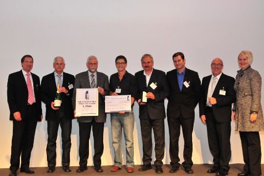 Lehrer und Schulleiter der Wilhelm-Maybach-Schule in Stuttgart. Sie erreichten den ersten Platz unter den großen Berufsschulen. (Archiv: Vogel Business Media)