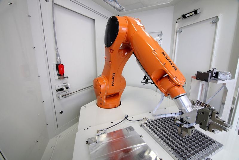 Der wasser- und schmutzresistente KR Agilus WP Kleinroboter von Kuka liefert die Werkstücke punktgenau an die Schleifmaschine bei Saacke an. (Kuka)