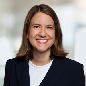 Sarah Bäumchen, ZVEI-Geschäftsführerin: „Es muss nun penibel darauf geachtet werden, dass die Ausgestaltung der europäischen Cybersicherheitsregulierungen kohärent erfolgt und nicht das Kind mit dem Bade ausgeschüttet wird, indem diese zu aufgebläht und überkomplex formuliert werden. Von uns erwartete Simplifizierungsmaßnahmen, zum Beispiel im Rahmen des sogenannten digitalen Omnibusses, sind bisher ausgeblieben und die Lage bleibt ernst.“(Bild:  ZVEI / Melanie Bauer Photodesign)