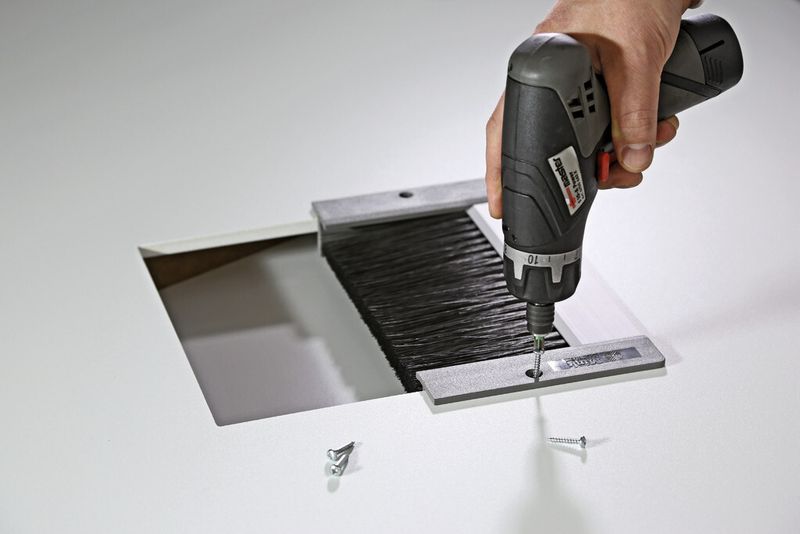 Die Montage des Bürstenschotts erfordert lediglich geringen Aufwand. (Bild: Mink)