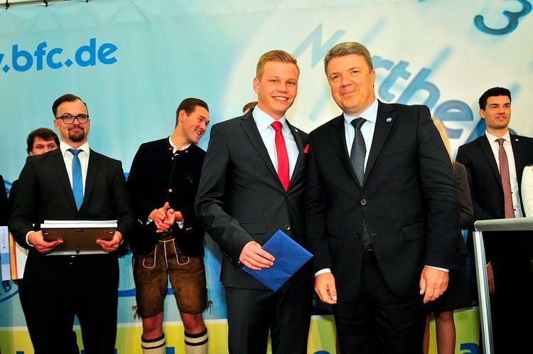 Simon Güther (li.) erhielt von Achim Kreyenpoth (BDK) eine Ehrung für seine besonderen Leistungen, unter anderem als Botschafter der BFC.  (Zietz/»kfz-betrieb«)