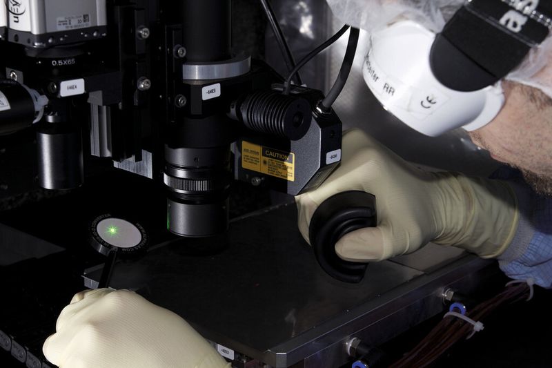 Das Lasermikrobearbeitungssystem «Micro-Struct» von der 3D-Micromac AG wird auf der Lasys 2012 zeigen, dass höhere Zuverlässigkeit, weniger Gewicht, preisgünstigere Produktion und mehr Flexibilität die Entwicklung im Photovoltaikbereich prägen. (Bild: Micromac)