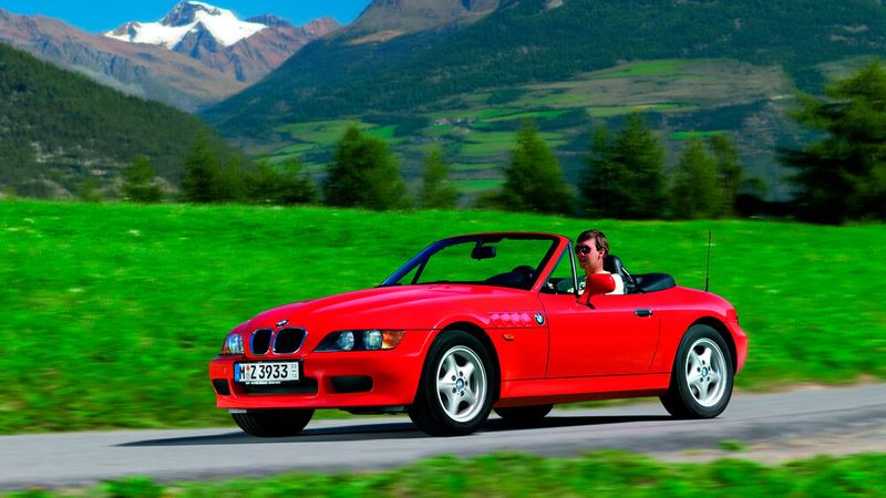 Bis zum 5. Juli 2002 liefen 179.273 Roadster und 17.815 Coupés von der ersten Z3-Generation vom Band. Der Z3 trägt die interne Bezeichnung E36/7 (Roadster) und E36/8 (Coupé). Er basiert auf der Plattform des E36 Compact und teilt sich mit ihm die Hinterachse sowie einige Teile des Cockpits. (Bild: BMW)