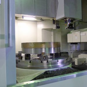 Bild 2: Der Arbeitsraum der Maschine: Im Futter ist bereits ein reales Drehteil des Kunden Schajo mit einem Gewicht von rund 1,5 t aufgespannt.