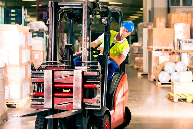 Echte Dauerbrenner in der Logistik: Staplerfahrer (auf Platz 6) gehören mittlerweile zum festen Inventar der Top 10 und behaupten sich dort nun schon das vierte Jahr in Folge. (Bild: © Kzenon - stock.adobe.com)