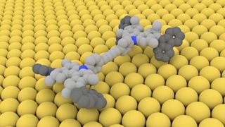 Molekül mit Allrad-Antrieb: Das Nano-Auto fährt auf seinen elektrisch angetriebenen Rädern über eine Kupferoberfläche (Randy Wind/Martin Roelfs)