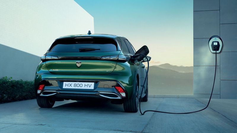 Der kompakte Stromer ist in der Ausstattungslinie Allure ab 44.000 Euro erhältlich. (Bild: Peugeot)