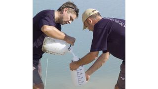 Dr. Christian Siebert (l.) und Dr. Tino Rödiger (beide UFZ) während der Probennahme von Grundwasser am Toten Meer. (Bild: André Künzelmann/UFZ)