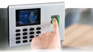 Betriebe mit mehr als zehn Mitarbeitern können sich schon einmal darauf einstellen, dass sie die Arbeitszeiten ihres Personals bald digital erfassen müssen. (Bild: © Pormezz - stock.adobe.com)