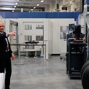 German Wankmiller, Vorsitzender der Geschäftsführung bei Grob, ließ es sich nicht nehmen, selbst Besucher durch  die Hausmesse zu führen. Mit profundem Fachwissen gab er interessante Einblicke in Technologie, Verfahren, aber auch in die Unternehmensgeschichte. (Bild:  Maschinenmarkt/rw)