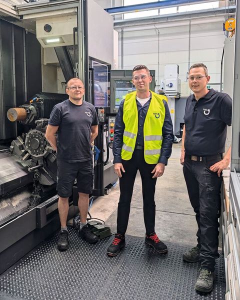 Setzen gemeinsam auf durchgängige Fertigungsprozesse und betonen die langjährige gute Zusammenarbeit (v. l.): Jens Dickert (Schichtleiter bei der HKS Dreh-Antriebe GmbH), Benjamin Seibert (Vertriebsingenieur bei Okuma Deutschland) und Martin Adrian (Fertigungsmeister bei der HKS Dreh-Antriebe GmbH) (Bild: Okuma Deutschland GmbH)