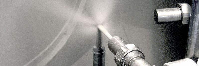 Der Nassstrahlprozess zeichnet sich aus durch einen gebündelten Strahl.(Bild:  Eckold)