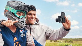 Mit dem klappbaren Display lassen sich auch Selfies oder Vlogging-Beiträge mit der Sony RX100 VII erstellen. (Sony)