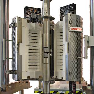 Bruchmechanische Untersuchung an einer CT-Probe in einem Hochtemperatur-Ofen.