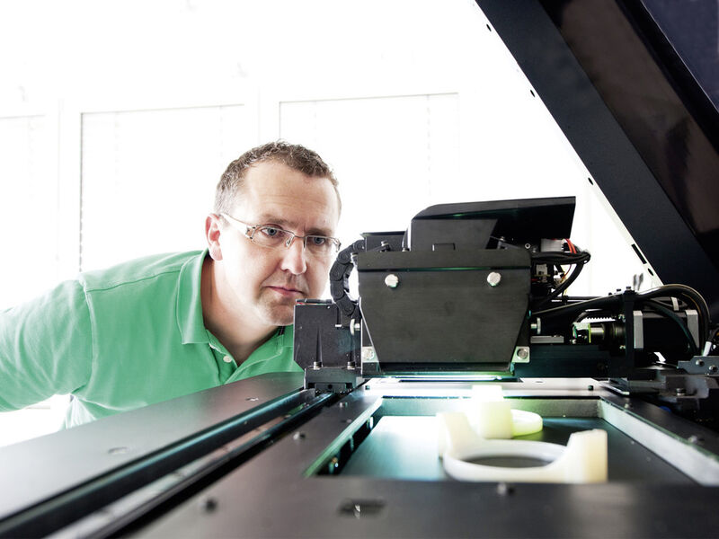 Die 3D-Drucker bei Pöppelmann können innerhalb weniger Stunden nach Fertigstellung der CAD-Daten die Prototypen aufbauen. (Bild: Pöppelmann)