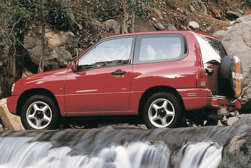 Der Suzuki Grand Vitara als Limousine dreitürig bzw. fünftürig und als Cabriolet gibt auf dem Genfer Automobilsalon 1998 sein Debüt. (Suzuki)