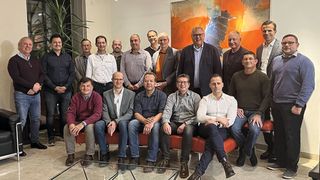 Pörner durfte sich in diesem Jahr über einen Rekordumsatz freuen. Auf dem Bild sind die verschiedenen Standortleiter der Gruppe zu sehen. (Bild: Pörner)