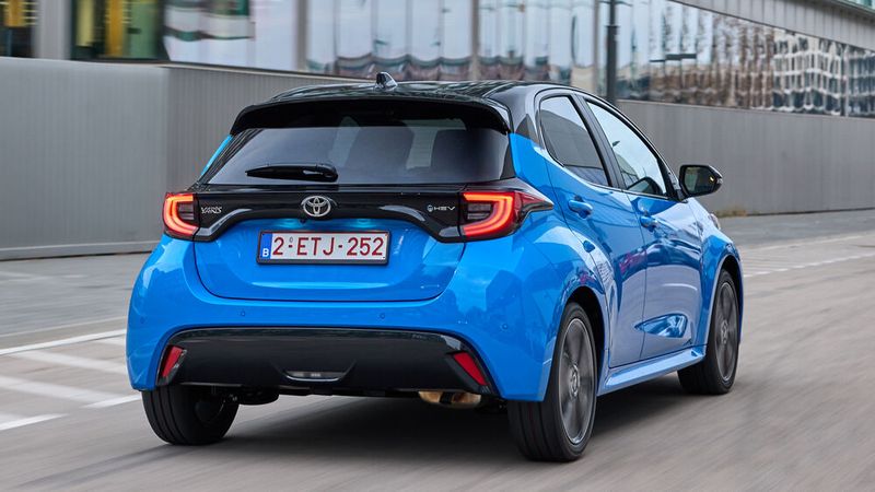 Die Japaner stellen der bewährten, 116 PS starken Kombination aus 1,5 Liter großem Dreizylindermotor und Elektroaggregat nun eine Variante mit 130 PS Systemleistung zur Seite. (Bild: Toyota)