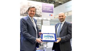 Tognum-Vertriebsvorstand Dr. Michael Haidinger erhält die Auszeichnung „Diesel of the Year 2013“ für den MTU-Motor 6R 1500 von „Diesel“-Redakteur Fabio Butturi. (Bild: MTU Friedrichshafen)