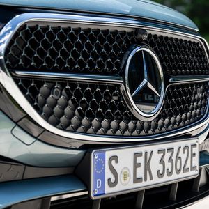 Der Stern ist im Kühlergrill integriert.(Bild:  Mercedes-Benz)
