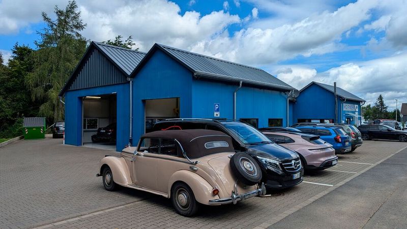 So lässt sich vereinfacht die Unternehmensgeschichte von Kfz-Finder GbR in Kall-Krekel in Nordrhein-Westfalen zusammenfassen: Wilfried Finder wagte nach 25 Jahren im Mercedes-Benz-Handel 2007 den Schritt in die Selbstständigkeit und hat sein Unternehmen seither zielstrebig und konsequent ausgebaut. Mittlerweile arbeiten 20 Leute bei Kfz-Finder, und der Gründer hat die Verantwortung an seinen 35-jährigen Sohn Sebastian übergeben. (Bild: Rosenow – VCG)