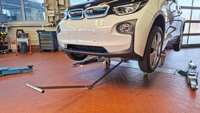 Auto nicht fahr- und rollbereit auf der Bühne gestrandet? Kein Problem: Mit dem „Effi Lift 32“ heben Sie es einfach runter und ziehen es weg.  (Bild: Dominsky – VCG)