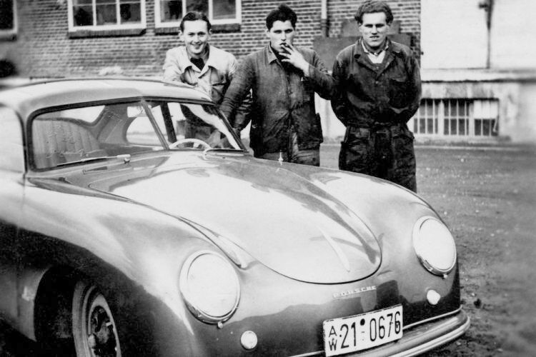 Die ersten Mitarbeiter, die in der Porsche-Reparatur-Abteilung in Stuttgart Zuffenhausen eingestellt wurden. Am 356 Coupé steht in der Mitte Herbert Linge. (Bild: Porsche AG)