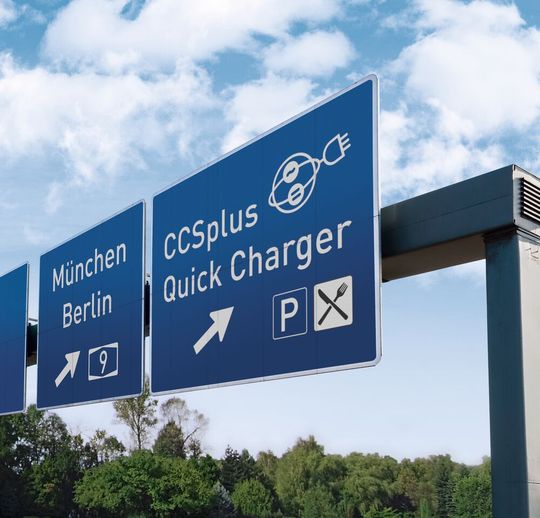Bild 1: 3 bis 5 Minuten laden und wieder 100 km fahren – das gekühlte DC-Ladesystem CCSplus ebnet den Weg für die bequeme Schnellladung von Elektrofahrzeugen. Bild 1: 3 bis 5 Minuten laden und wieder 100 km fahren – das gekühlte DC-Ladesystem CCSplus ebnet den Weg für die bequeme Schnellladung von Elektrofahrzeugen.